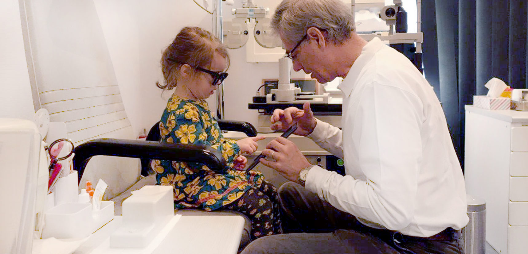 Dr. Martin Heidemann, Augenarzt im Team der Praxis Augenheilkunde am Europaplatz, Untersuchung eines Kindes